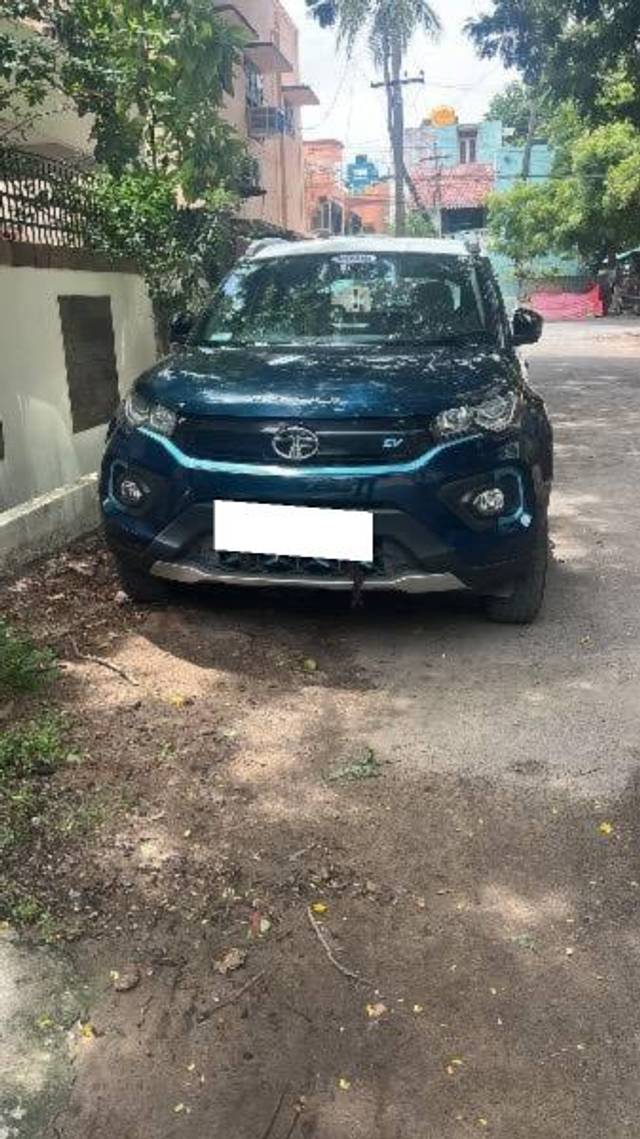 https://images10.gaadi.com/usedcar_image/4635927/original/processed_d9da88ab-0f1c-430a-acab-44f78e127dcc.jpeg?imwidth=6400