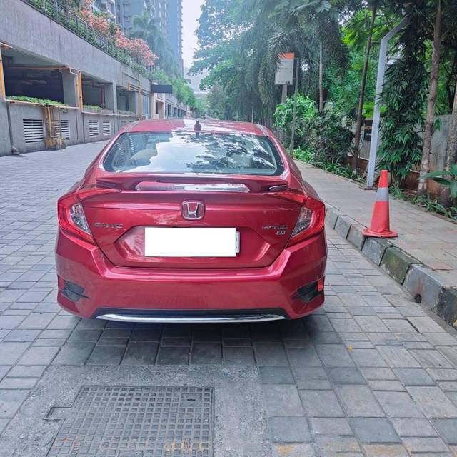 https://images10.gaadi.com/usedcar_image/4635948/original/processed_1e52d86cb73e29d7bca34f8749fcafd4.jpg?imwidth=6401