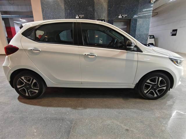 https://images10.gaadi.com/usedcar_image/4636016/original/processed_ea72743fa22d1336bad5277d337a06e5.jpg?imwidth=6401