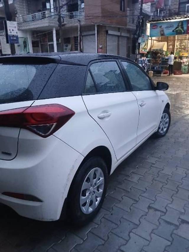 https://images10.gaadi.com/usedcar_image/4636029/original/processed_df9ffd66-d2d8-407c-906c-421cdb293b4f.jpg?imwidth=6401