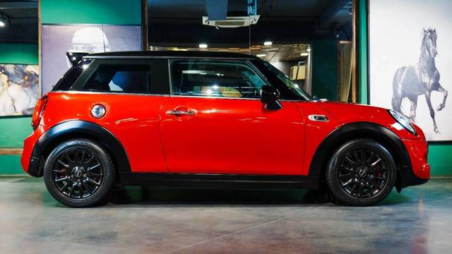 https://images10.gaadi.com/usedcar_image/4636064/original/processed_85afd00001deafdf68ed1ede11f0a572.jpg?imwidth=6401