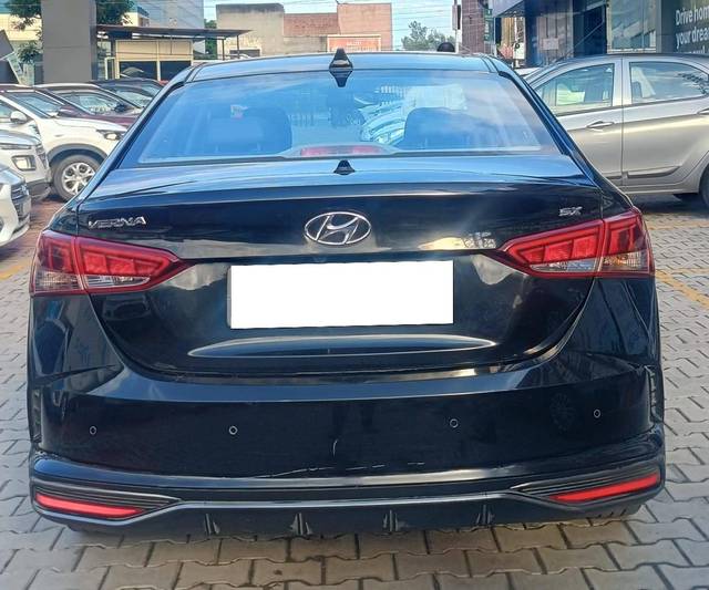 https://images10.gaadi.com/usedcar_image/4636065/original/processed_a8991b87-8f7f-4228-b11a-0f7125bad7b2.jpg?imwidth=6402