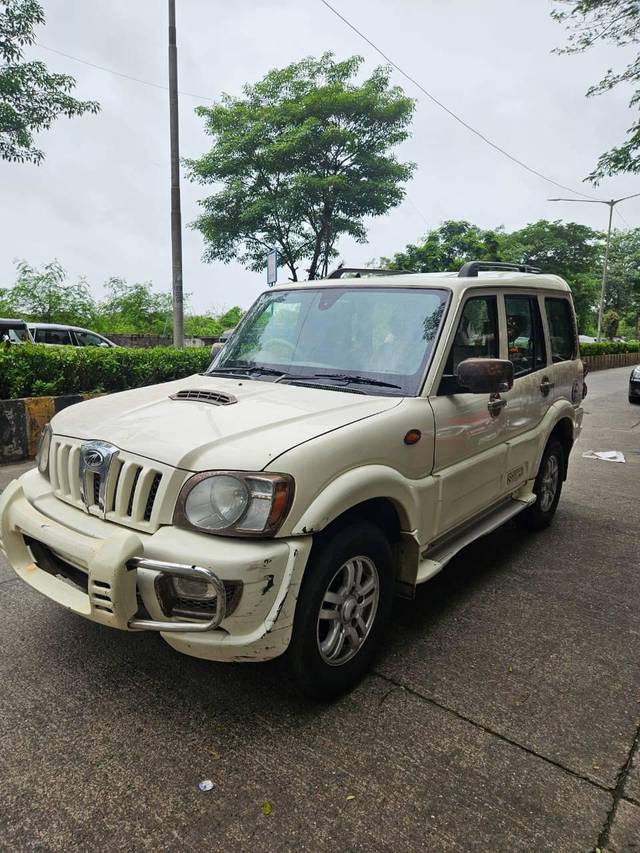 https://images10.gaadi.com/usedcar_image/4636193/original/processed_9db0f3fe-3765-4112-a246-1815b67b44d1.jpg?imwidth=6402