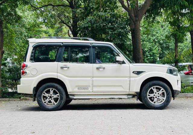 https://images10.gaadi.com/usedcar_image/4636201/original/processed_6c7ba859909ea5b8a7268ad08db94521.jpg?imwidth=6401