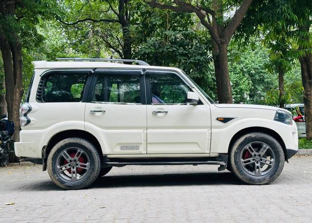 https://images10.gaadi.com/usedcar_image/4636222/original/processed_6515c23b98a607cadb3a5ac567abeb59.jpg?imwidth=6401