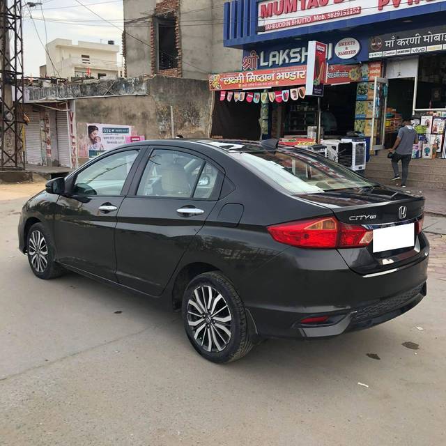 https://images10.gaadi.com/usedcar_image/4636245/original/processed_0929b190602265a8f9bee3acb6d0ba22.jpg?imwidth=6402
