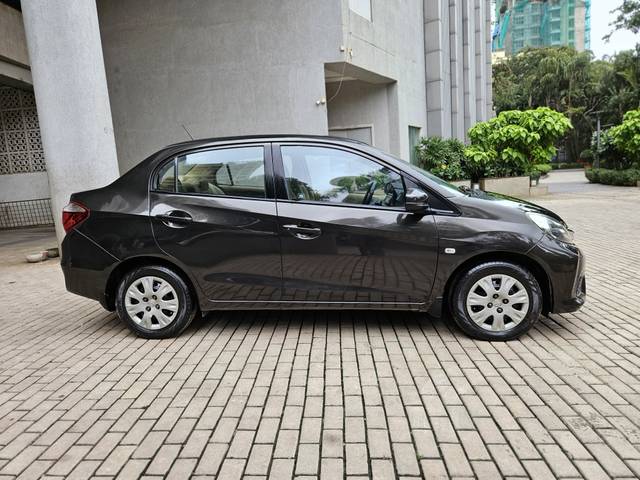 https://images10.gaadi.com/usedcar_image/4636275/original/5c8c99a8262a7bfe34654feaf60ca7a5.jpg?imwidth=6401