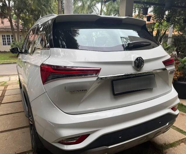 https://images10.gaadi.com/usedcar_image/4636286/original/processed_18a2eeac-82d6-4111-b6a4-e7ea7ec738c1.jpg?imwidth=6402