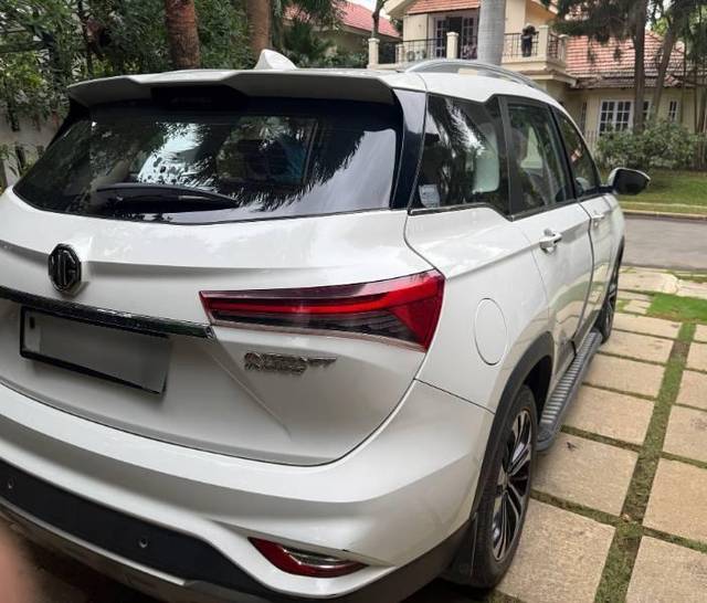 https://images10.gaadi.com/usedcar_image/4636286/original/processed_63103a12-413d-44c4-9c85-bb398e64b2fe.jpg?imwidth=6401