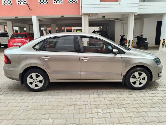 https://images10.gaadi.com/usedcar_image/4636400/original/processed_02a9d0b11b6f5dd17f4d2719c08dc859.jpg?imwidth=6401