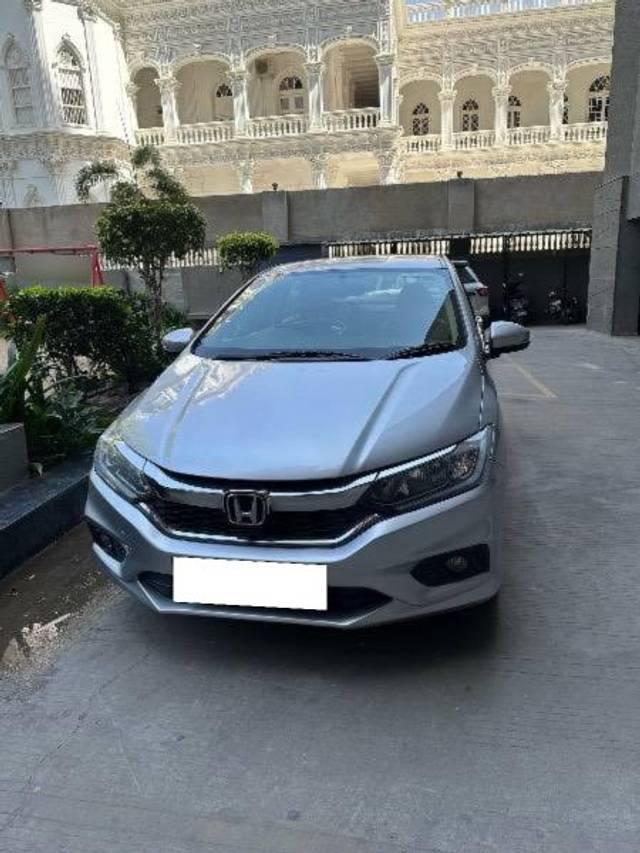 https://images10.gaadi.com/usedcar_image/4636527/original/processed_39768e65-1d8f-4061-b27d-6384f63fd819.jpeg?imwidth=6400
