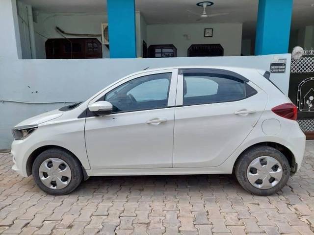 https://images10.gaadi.com/usedcar_image/4636563/original/processed_10878e6f-b411-43b8-b1ab-952c6807e00d.jpeg?imwidth=6402