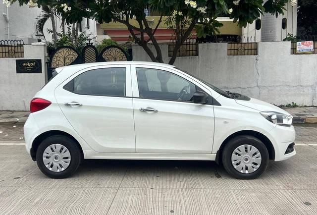 https://images10.gaadi.com/usedcar_image/4636637/original/processed_92311a8dd08a38a2f064bc537a6b813e.jpg?imwidth=6401
