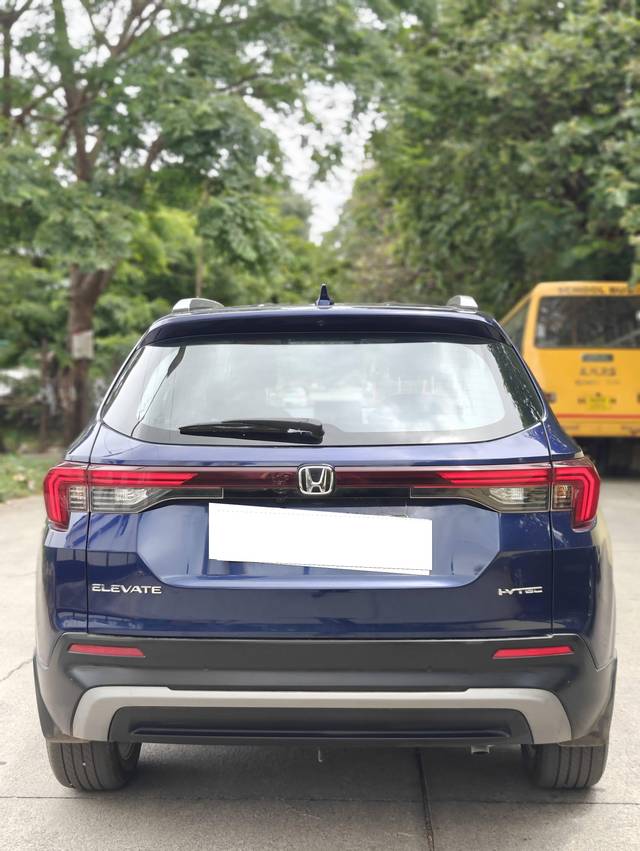 https://images10.gaadi.com/usedcar_image/4636643/original/processed_f2842aa30de187c70b53034fbb92a344.jpg?imwidth=6402