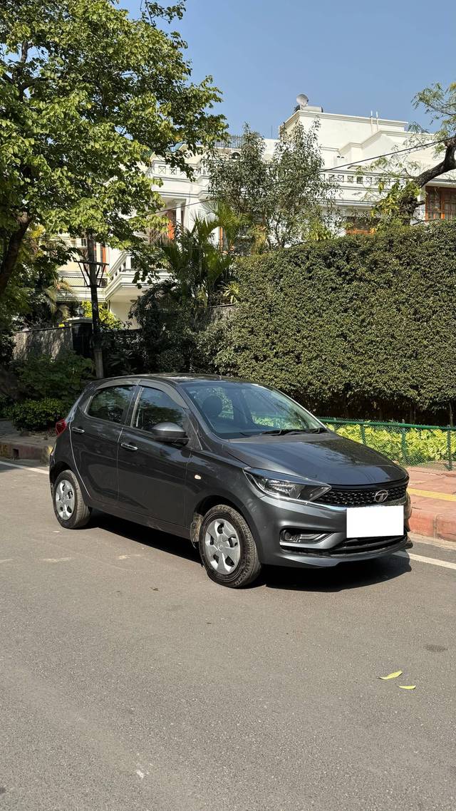 https://images10.gaadi.com/usedcar_image/4636696/original/processed_82863fc9-9f02-4aaa-b34a-7122012deb2c.jpg?imwidth=6401