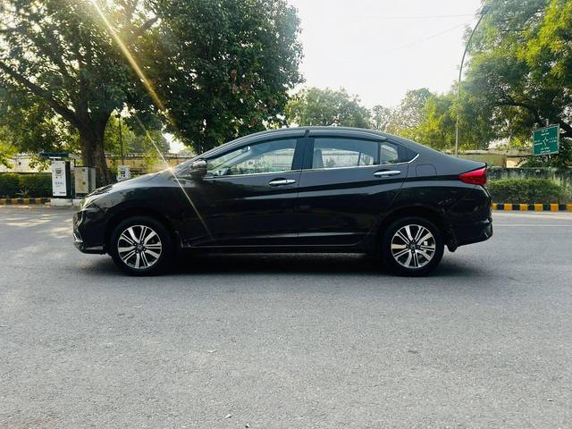 https://images10.gaadi.com/usedcar_image/4636731/original/processed_253c7d02fe3b65698597dd56924d4c81.jpg?imwidth=6401
