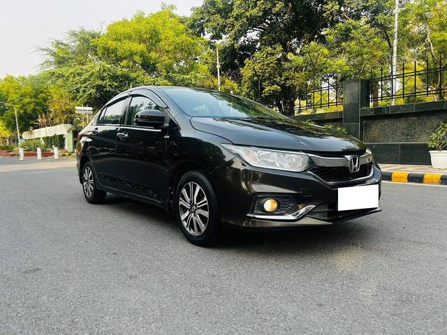 https://images10.gaadi.com/usedcar_image/4636731/original/processed_f6ebaa63e022efc6cad0f4c53caf69ad.jpg?imwidth=6400