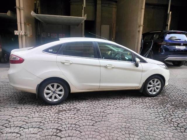 https://images10.gaadi.com/usedcar_image/4636749/original/processed_562b4cbe-8630-417d-aa3e-c5ccbdebaaea.jpeg?imwidth=6400