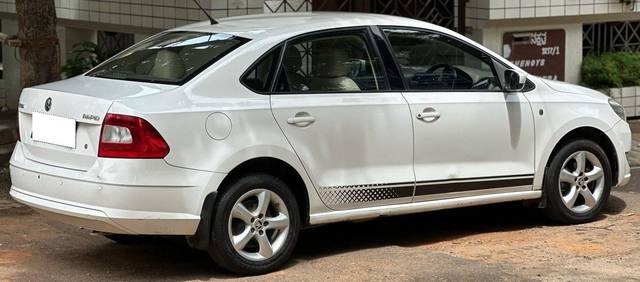 https://images10.gaadi.com/usedcar_image/4636793/original/processed_8a0ef78735ac3e416b6a6becd2bb14aa.jpg?imwidth=6402
