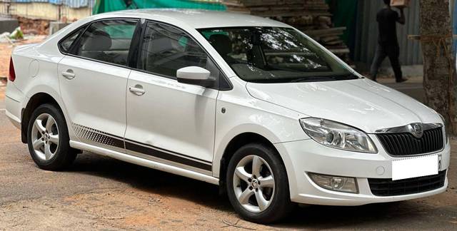 https://images10.gaadi.com/usedcar_image/4636793/original/processed_938eb0a53d622b873f0d7df477dcb666.jpg?imwidth=6400