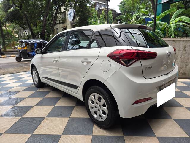 https://images10.gaadi.com/usedcar_image/4636822/original/processed_3823c126550ee4f688f48ee20a506b40.jpg?imwidth=6402