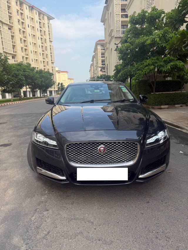 https://images10.gaadi.com/usedcar_image/4636827/original/processed_9ef0902f-498b-4297-a40d-6f003d31345a.jpg?imwidth=6400