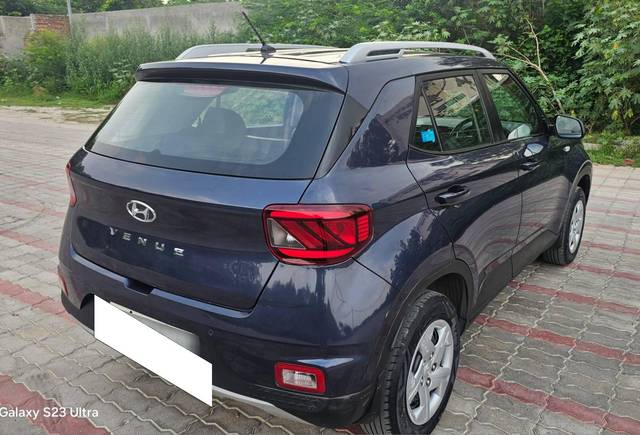 https://images10.gaadi.com/usedcar_image/4636861/original/processed_35a77bcc33f7a7deeecf90451de140e4.jpg?imwidth=6402