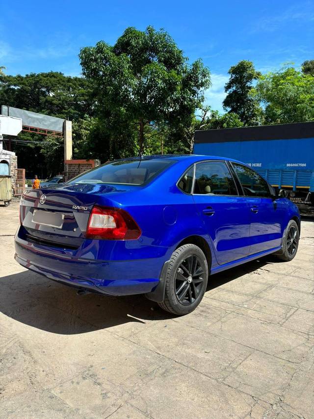 https://images10.gaadi.com/usedcar_image/4636889/original/processed_7a61aad28830759ac4acba312a56b17e.jpg?imwidth=6402