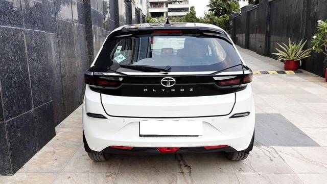 https://images10.gaadi.com/usedcar_image/4636987/original/processed_96a1c919cfaa2fc0a5d21813062245b6.jpg?imwidth=6402