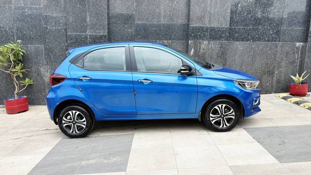 https://images10.gaadi.com/usedcar_image/4636990/original/c51292068959d836ca9d12f7c390cecd.jpg?imwidth=6401
