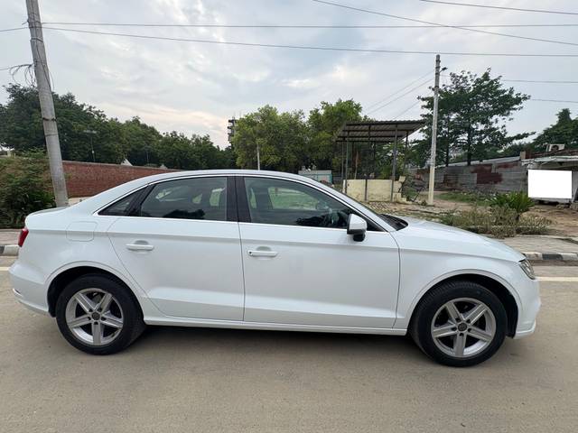 https://images10.gaadi.com/usedcar_image/4637022/original/processed_e6b5f8ec5bb676476c6da3741ad88115.jpg?imwidth=6401