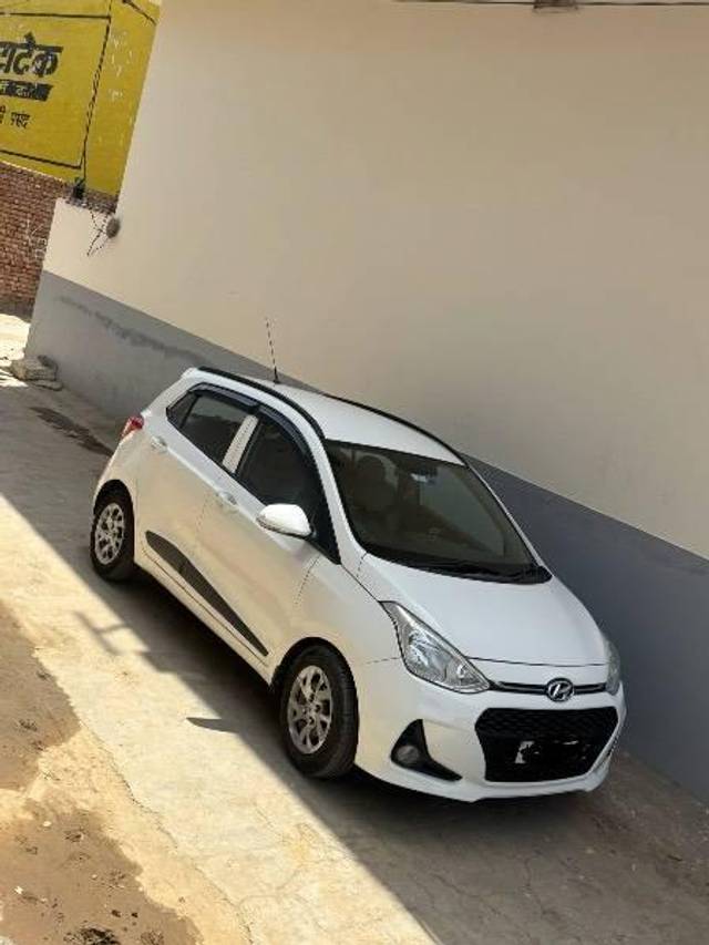 https://images10.gaadi.com/usedcar_image/4637101/original/processed_58ca260f-fbf1-48af-bcf7-c5d8ed43b7ac.jpeg?imwidth=6400
