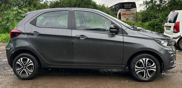 https://images10.gaadi.com/usedcar_image/4637154/original/processed_a47adcc9-5cad-4c64-98f9-e08cf6b8ecbe.jpg?imwidth=6402