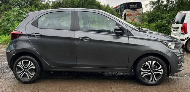 https://images10.gaadi.com/usedcar_image/4637154/original/processed_processed_a47adcc9-5cad-4c64-98f9-e08cf6b8ecbe.jpg?imwidth=6402