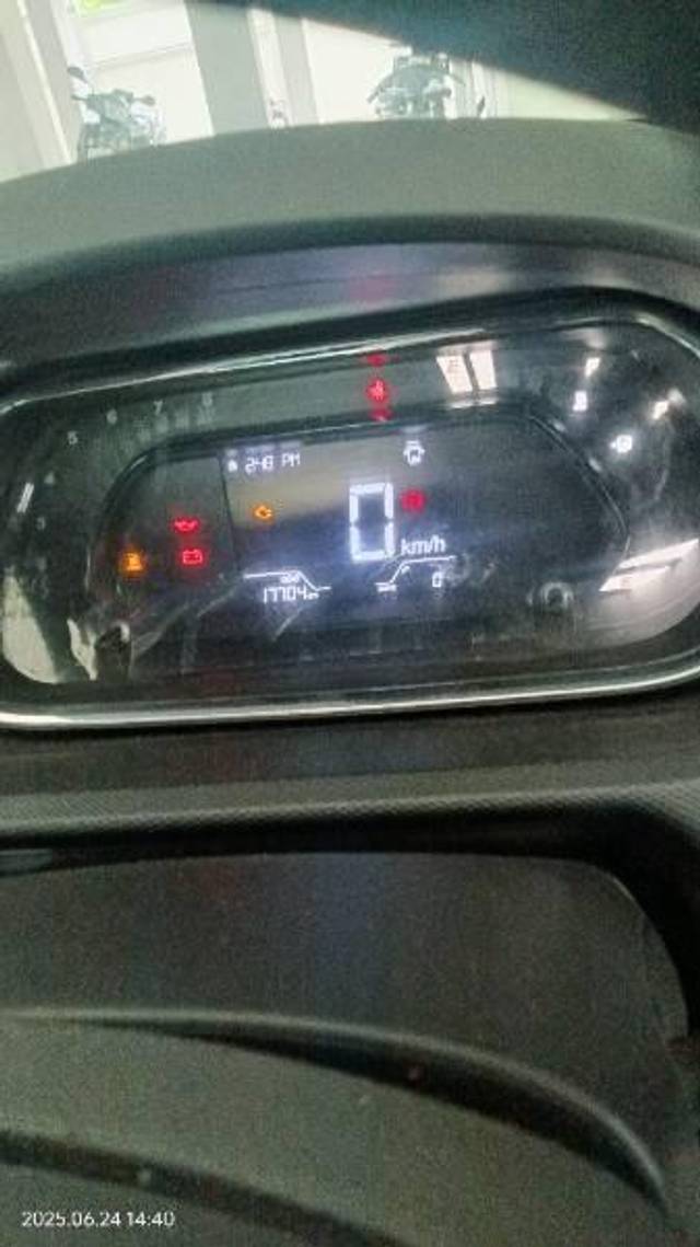 https://images10.gaadi.com/usedcar_image/4637358/original/processed_fcf4d794-c657-4a4a-ad38-ee7cf2484f74.jpg?imwidth=6402