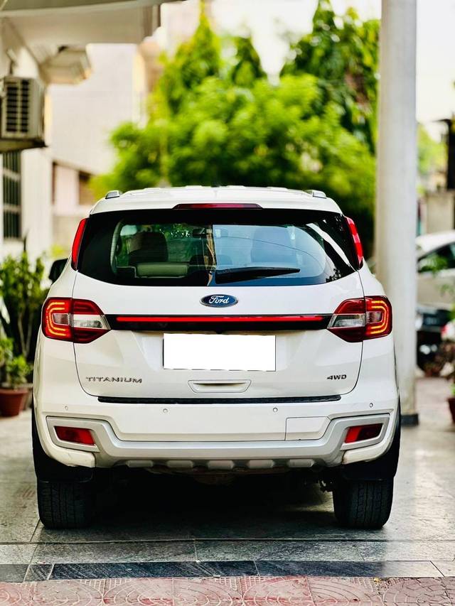 https://images10.gaadi.com/usedcar_image/4637492/original/processed_155a2f98-a079-4ee3-8792-c10680737ecc.jpg?imwidth=6402