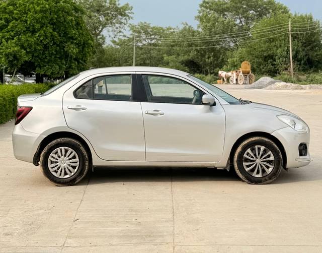 https://images10.gaadi.com/usedcar_image/4637570/original/9ced26864d926be82bd3a8c3ec77bf56.jpg?imwidth=6401