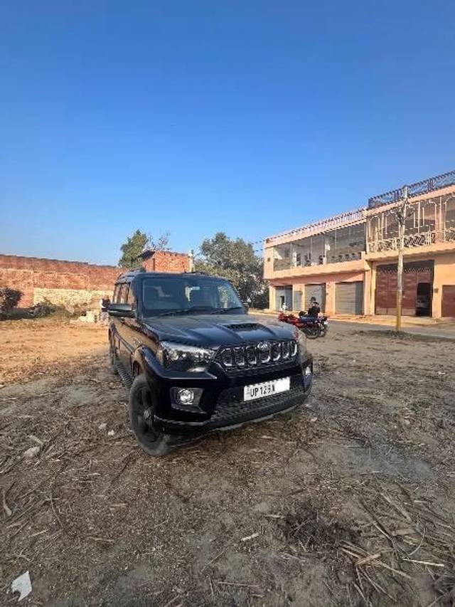 https://images10.gaadi.com/usedcar_image/4637813/original/processed_e060a07a-4d3f-4c94-acd5-9f745c24b11a.jpeg?imwidth=6402