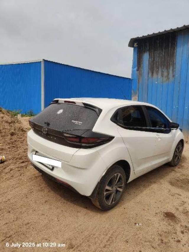 https://images10.gaadi.com/usedcar_image/4637883/original/processed_1b264948-fe22-4fc1-9386-49be8131ffef.jpg?imwidth=6402