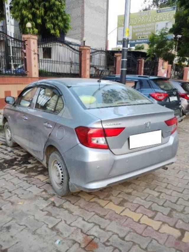 https://images10.gaadi.com/usedcar_image/4637982/original/processed_23684ff8-a6d5-4ae7-a36d-6fda366fe3fd.jpg?imwidth=6402