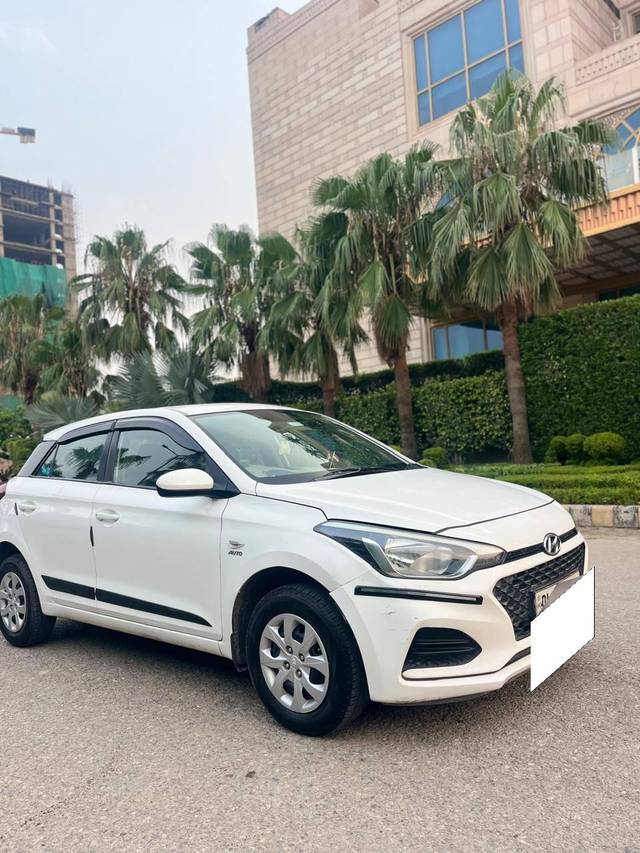 https://images10.gaadi.com/usedcar_image/4638022/original/processed_3b7eec5defadd3ac5cbcb5de751d3dfb.jpg?imwidth=6400