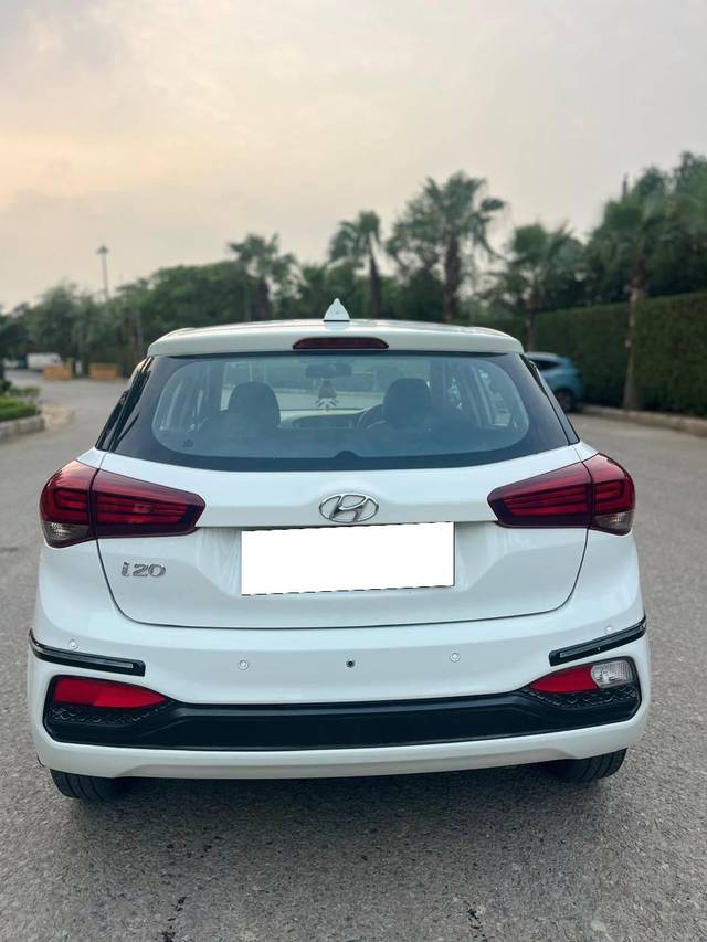 https://images10.gaadi.com/usedcar_image/4638022/original/processed_f9e63059b9068b305a24042e8899771a.jpg?imwidth=6402