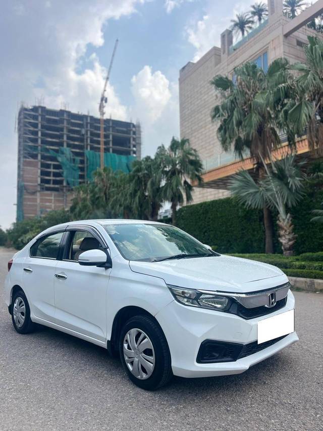 https://images10.gaadi.com/usedcar_image/4638024/original/processed_01f7828f1dcfe8d0df9ed46a98883c03.jpg?imwidth=6400