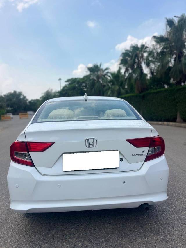 https://images10.gaadi.com/usedcar_image/4638024/original/processed_7a9e11990c617b2eecdf590fe266eb00.jpg?imwidth=6402