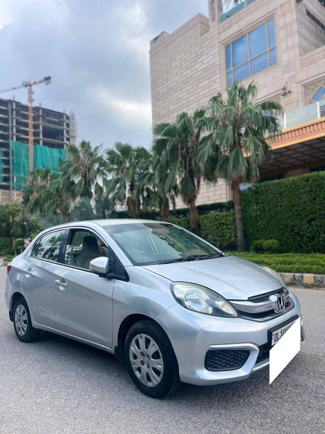 https://images10.gaadi.com/usedcar_image/4638028/original/processed_361e9ad3b9ebc6a01391f1c6107aab67.jpg?imwidth=6400