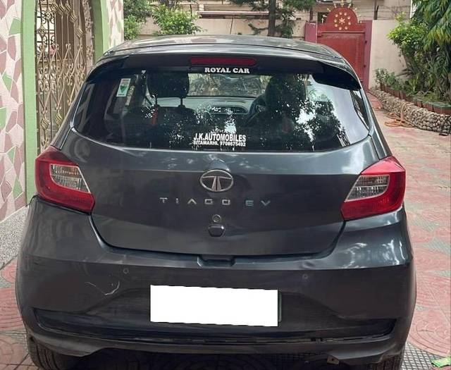 https://images10.gaadi.com/usedcar_image/4638075/original/processed_a8c426fe-839a-42dc-961c-e54e535789e3.jpeg?imwidth=6402