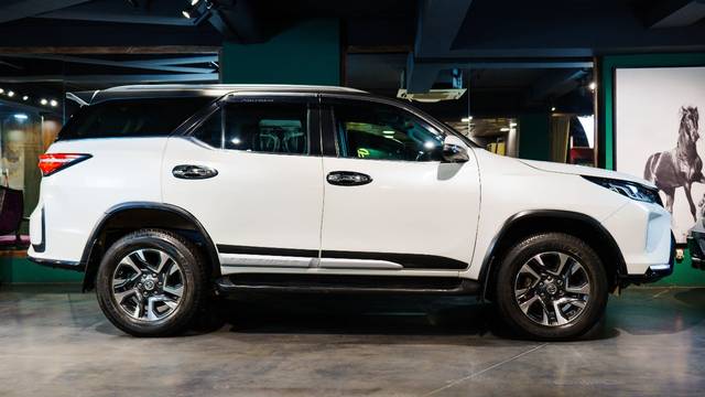 https://images10.gaadi.com/usedcar_image/4638094/original/2e20f20900ce2a8f8f2213a5417bc1ef.jpg?imwidth=6401
