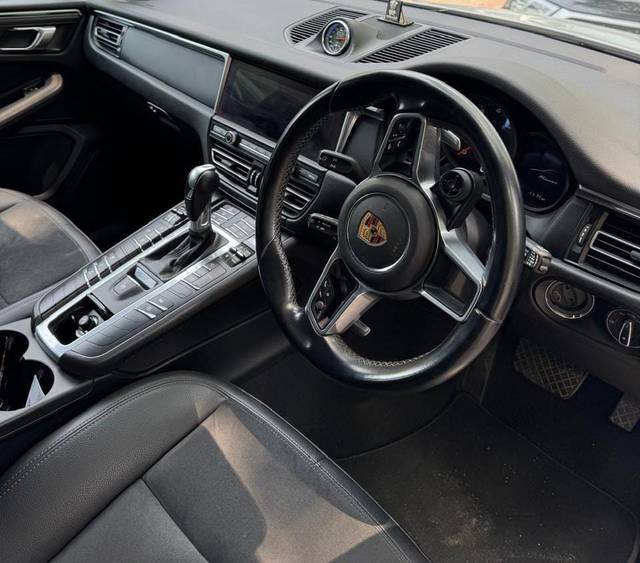https://images10.gaadi.com/usedcar_image/4638129/original/8609b40aa60f4c3eed84ed51093c8dad.jpg?imwidth=6402