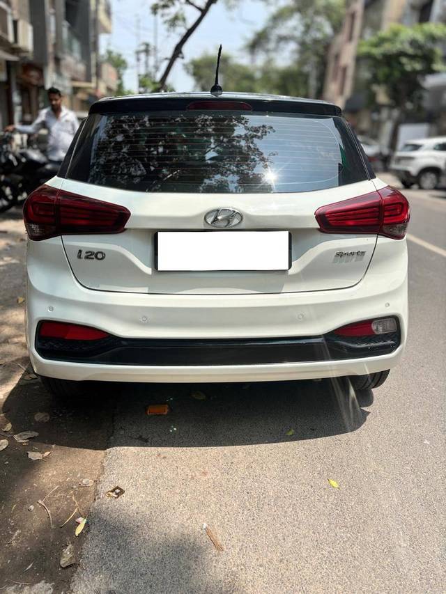 https://images10.gaadi.com/usedcar_image/4638153/original/processed_4ac308e94aed6a3ad871c1444db0a6da.jpg?imwidth=6401