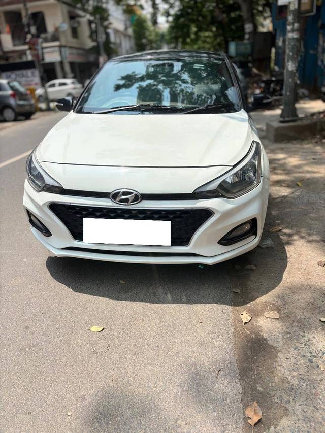https://images10.gaadi.com/usedcar_image/4638153/original/processed_b355f3190c8733f4d225e7c55ca41201.jpg?imwidth=6402